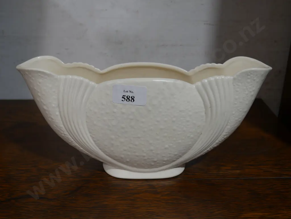 Crown Lynn vase, number 606 Image 1++