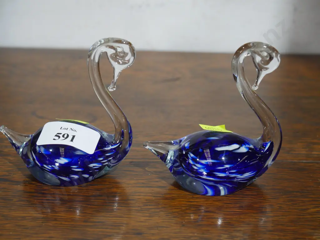 2 glass Swans Image 1++