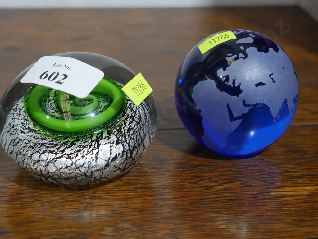 2 glass paperweights Image 1++