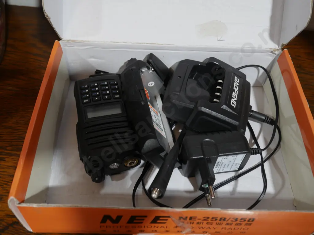 Boxed two-way radio Image 1++