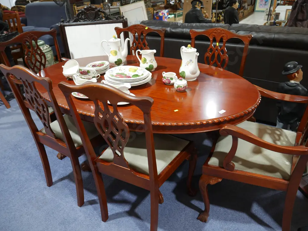 Dining table and 6 chairs Image 1++