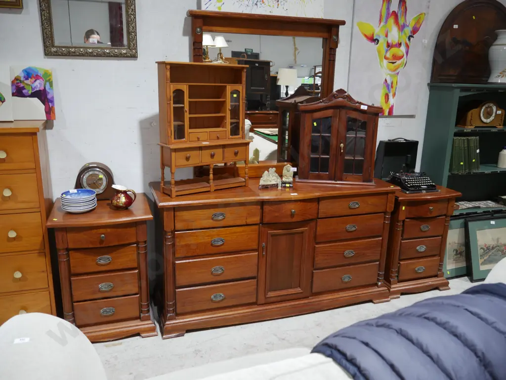 Three-piece bedroom suite Image 1++