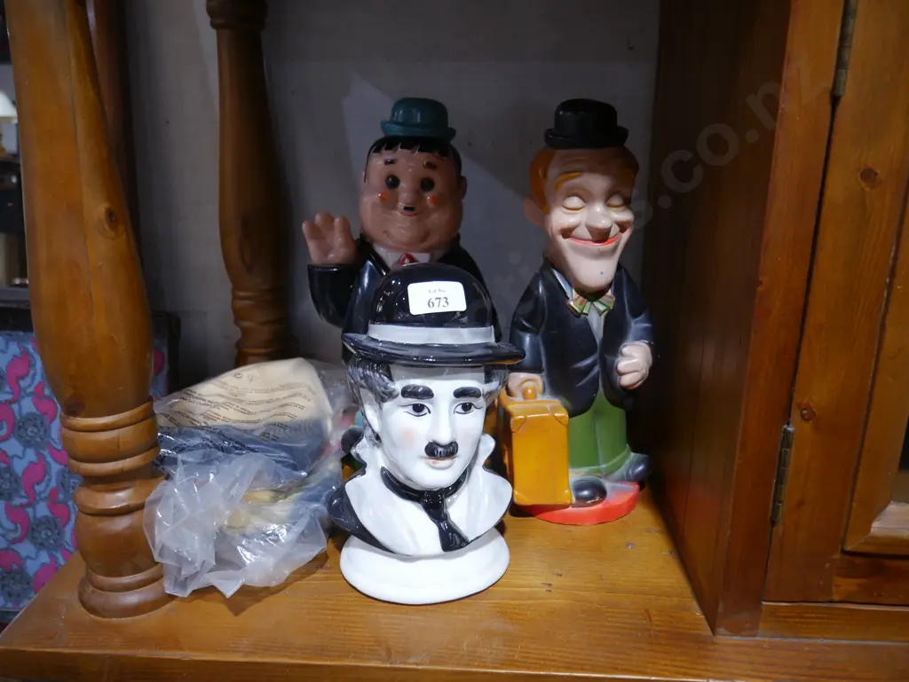 Three figurine money boxes, 2 masks Image 1++