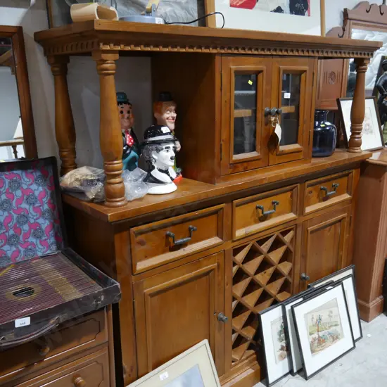 Hutch dresser