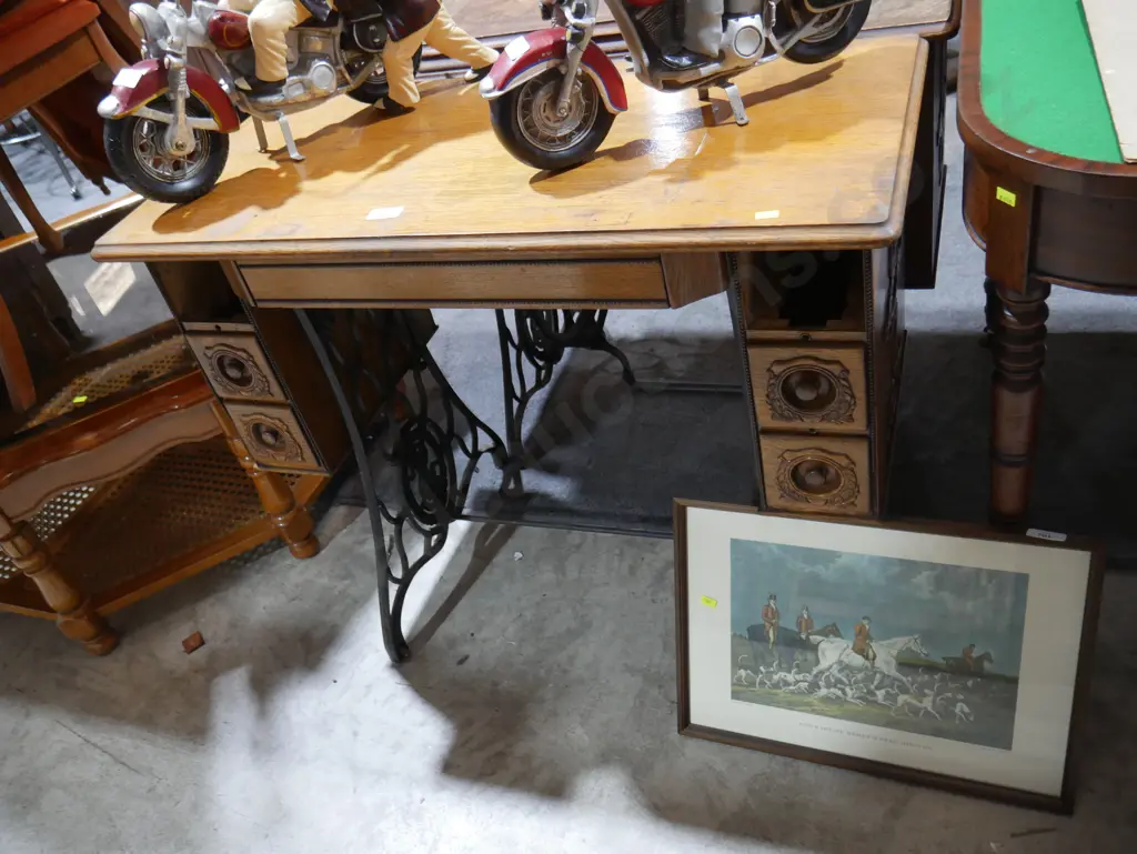 Singer sewing table Image 1++