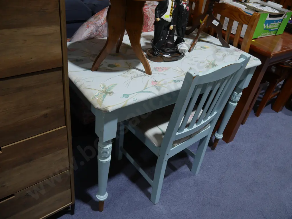 Table and chair Image 1++