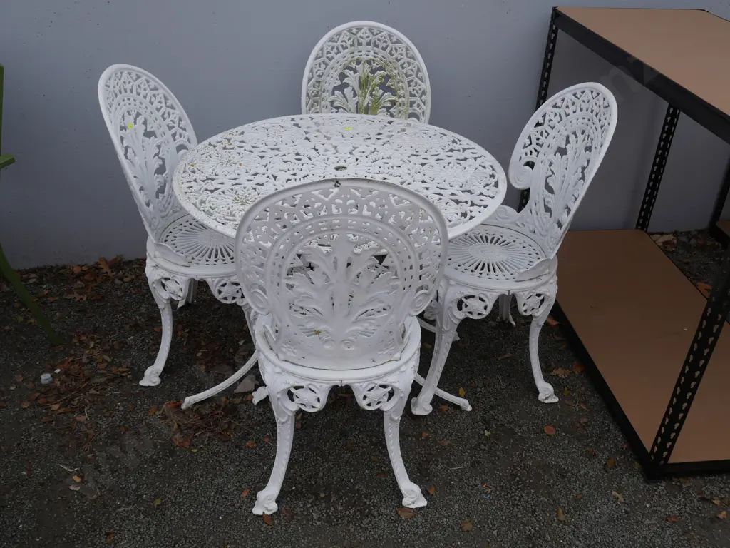 White metal outdoor setting Image 1++
