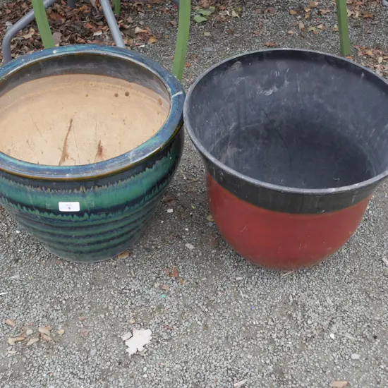 2 plant pots