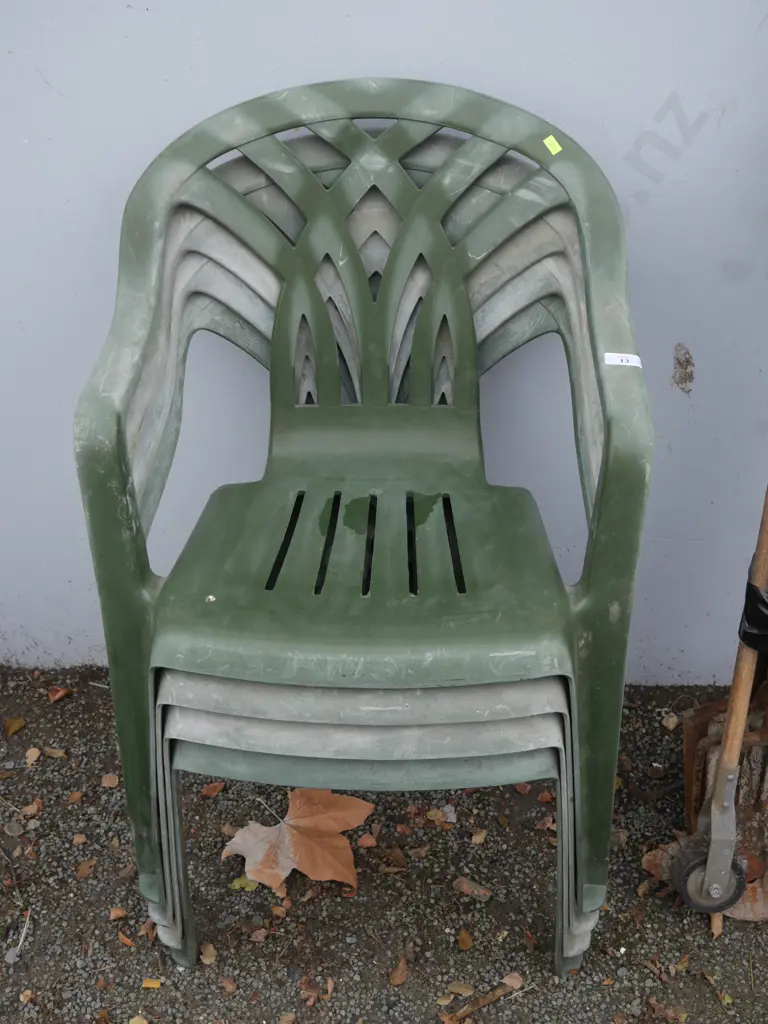 4 plastic outdoor chairs Image 1++