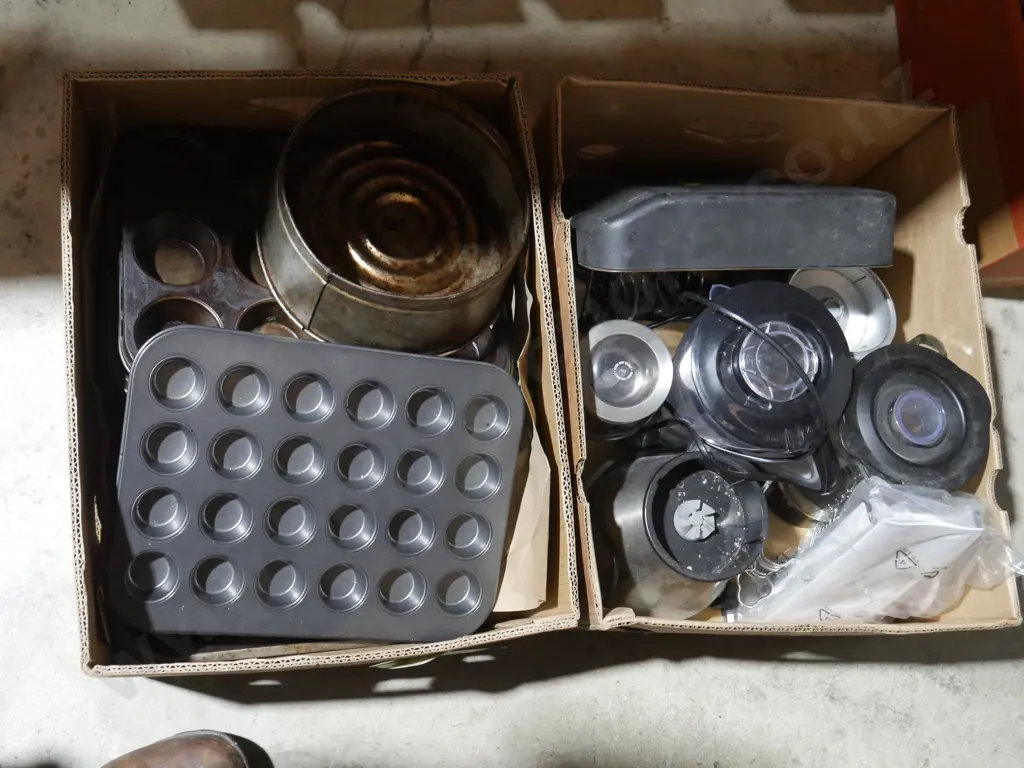 Two boxes of baking trays, blender etc Image 1++