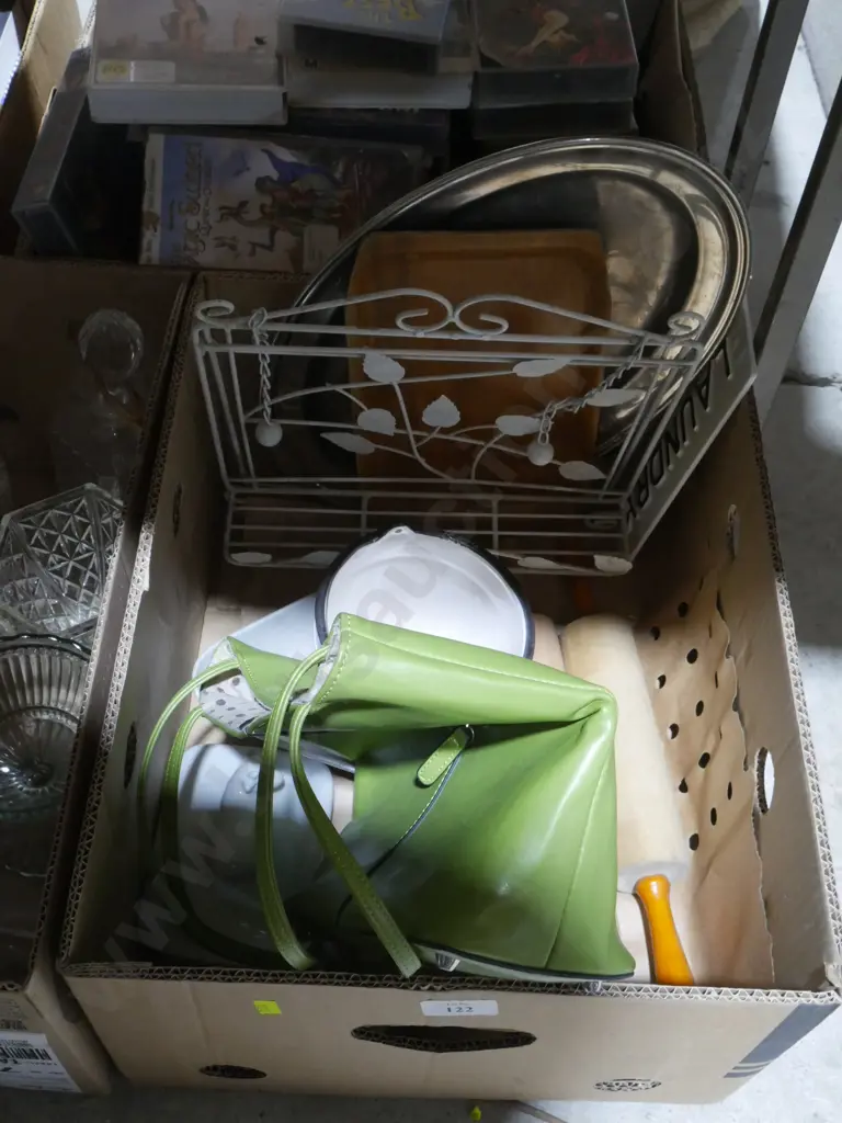 2 boxes of glassware etc Image 1++