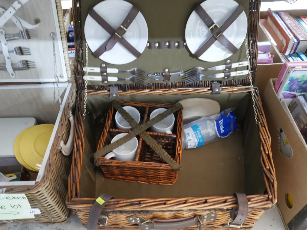 2 picnic baskets Image 1++
