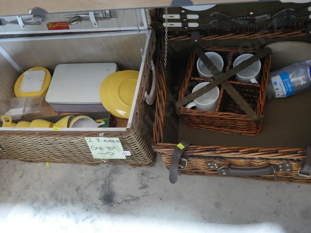 2 picnic baskets Image 1++