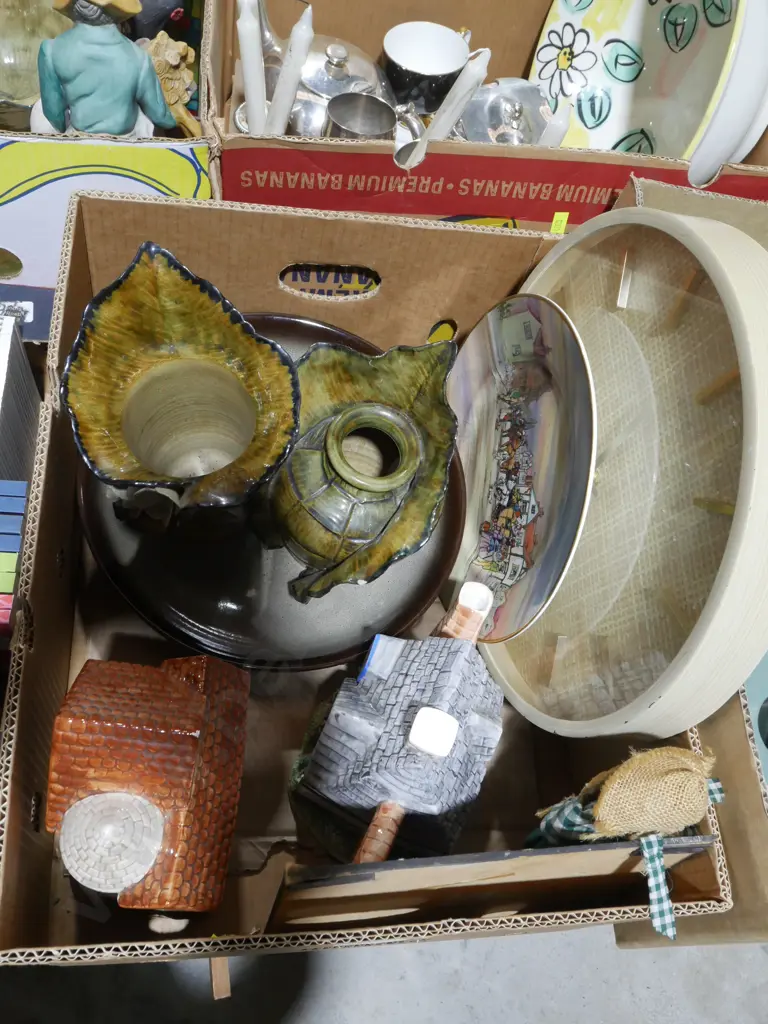 Decorative teapots, clock etc Image 1++