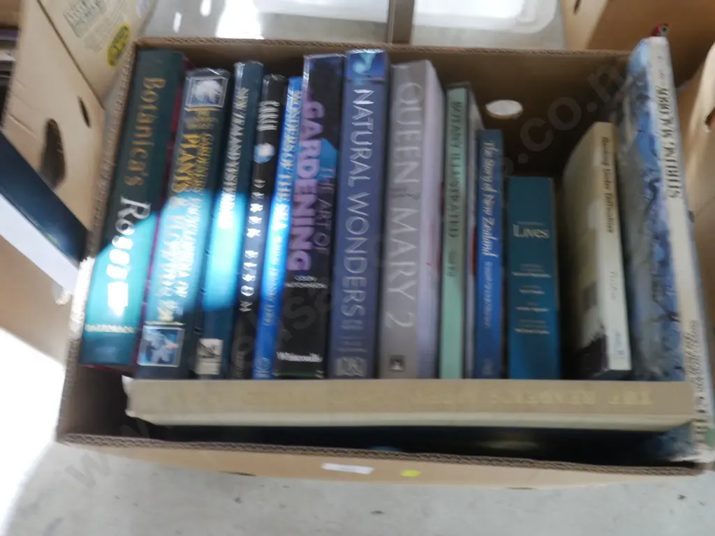 Box of gardening books etc Image 1++