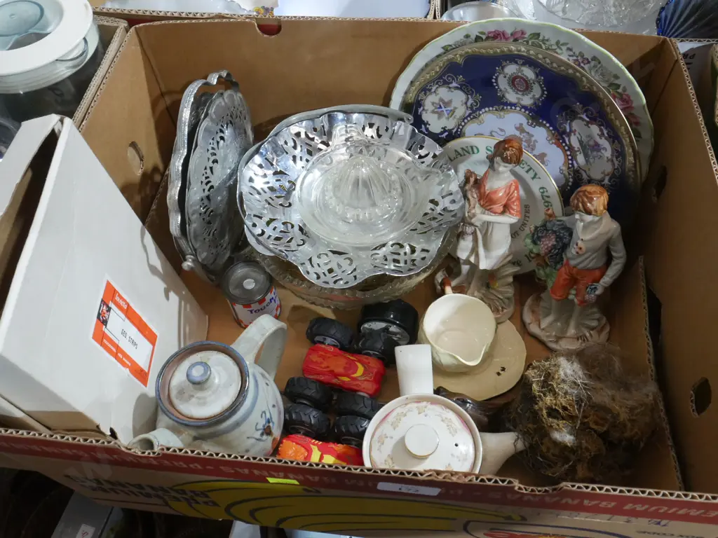 Figurine ornaments, china plates etc Image 1++