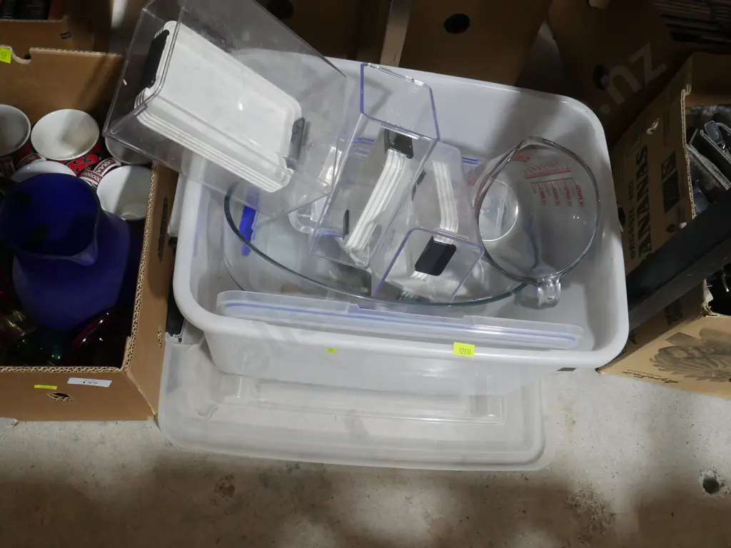 2 boxes of kitchenware Image 1++
