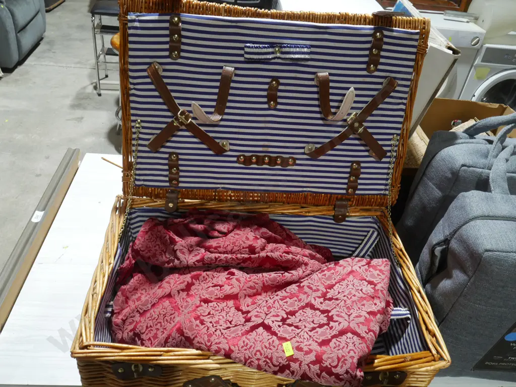 Picnic basket and linen Image 1++
