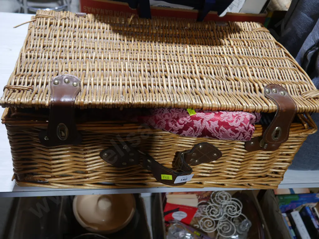 Picnic basket and linen Image 1++
