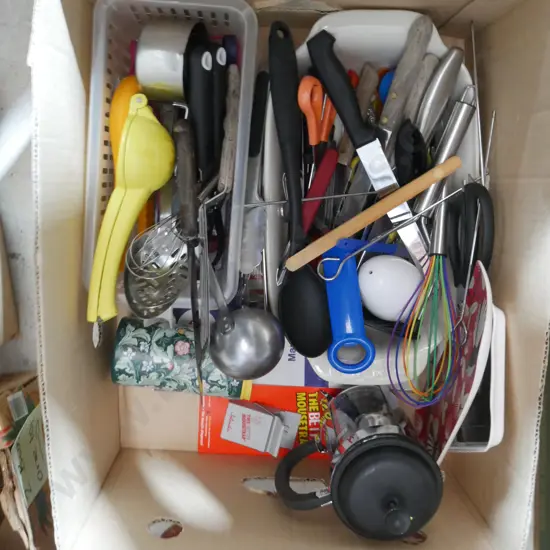 4 boxes of kitchenware