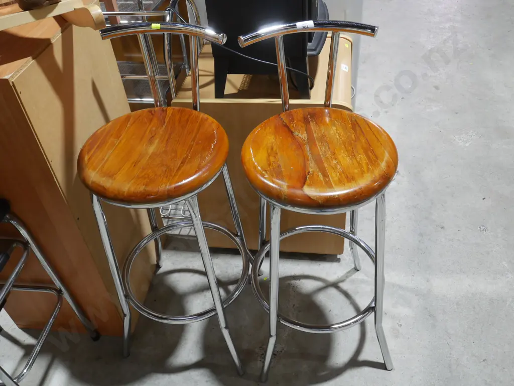 Pair of bar stools Image 1++