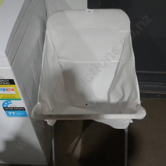 Laundry hamper