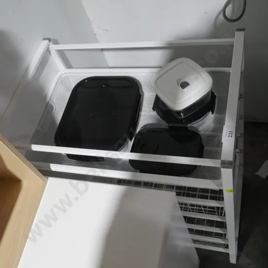 Metal wire rack, containers