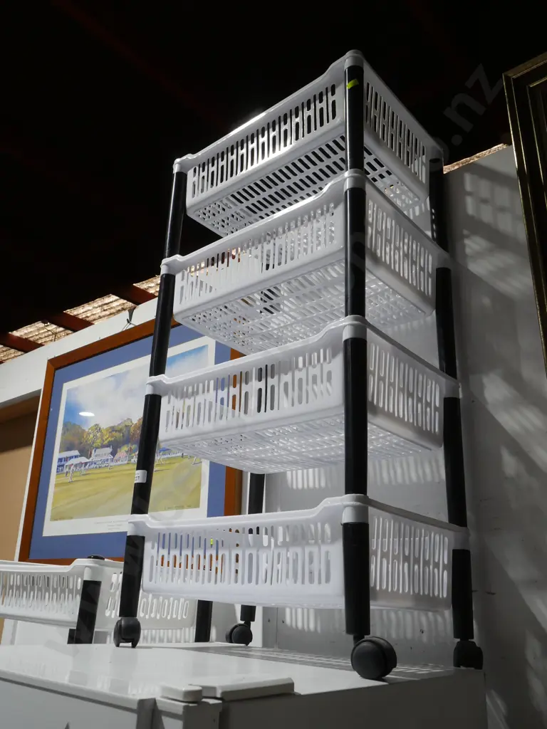 2 plastic racks Image 1++