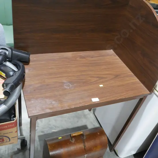Corner desk