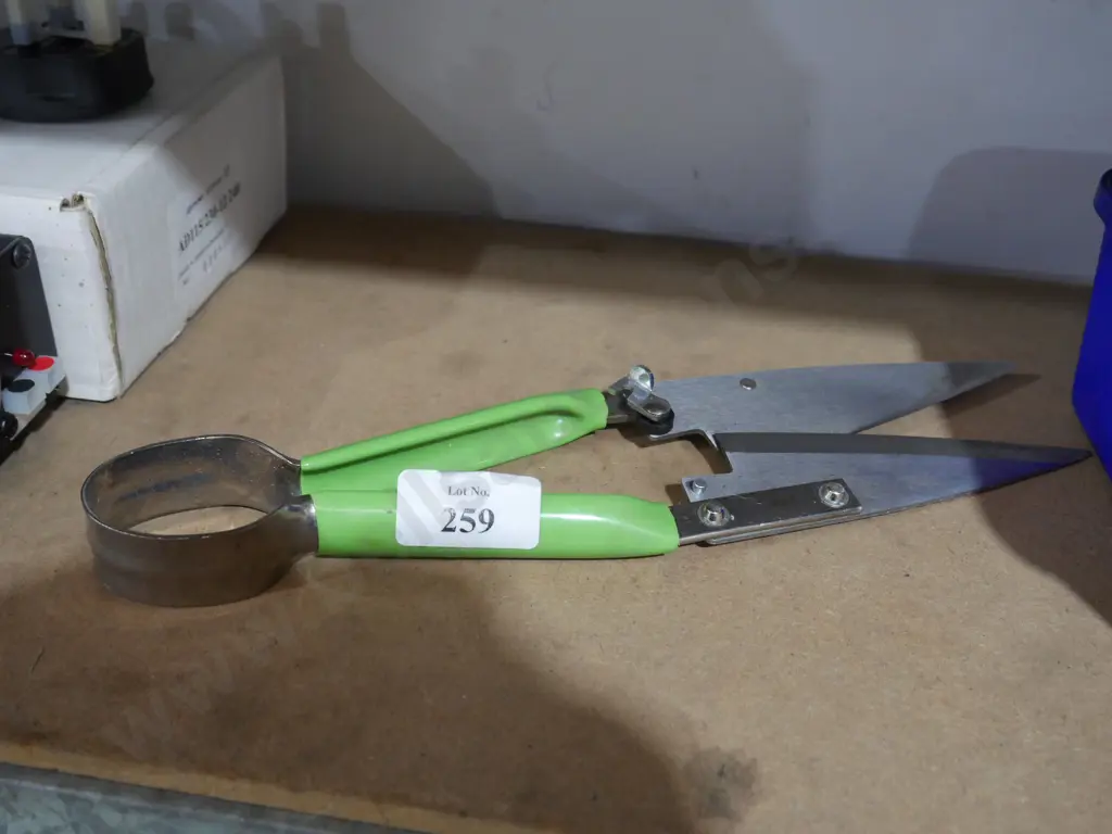 Garden shear Image 1++