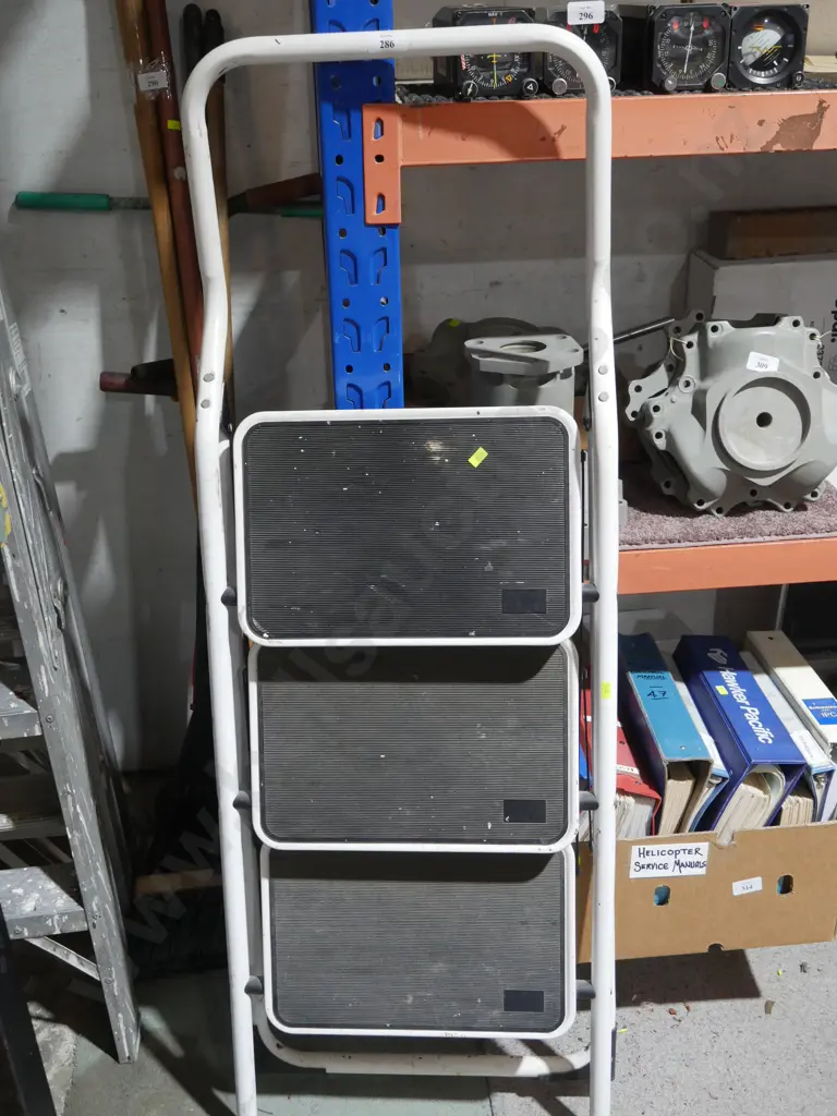 Step ladder Image 1++
