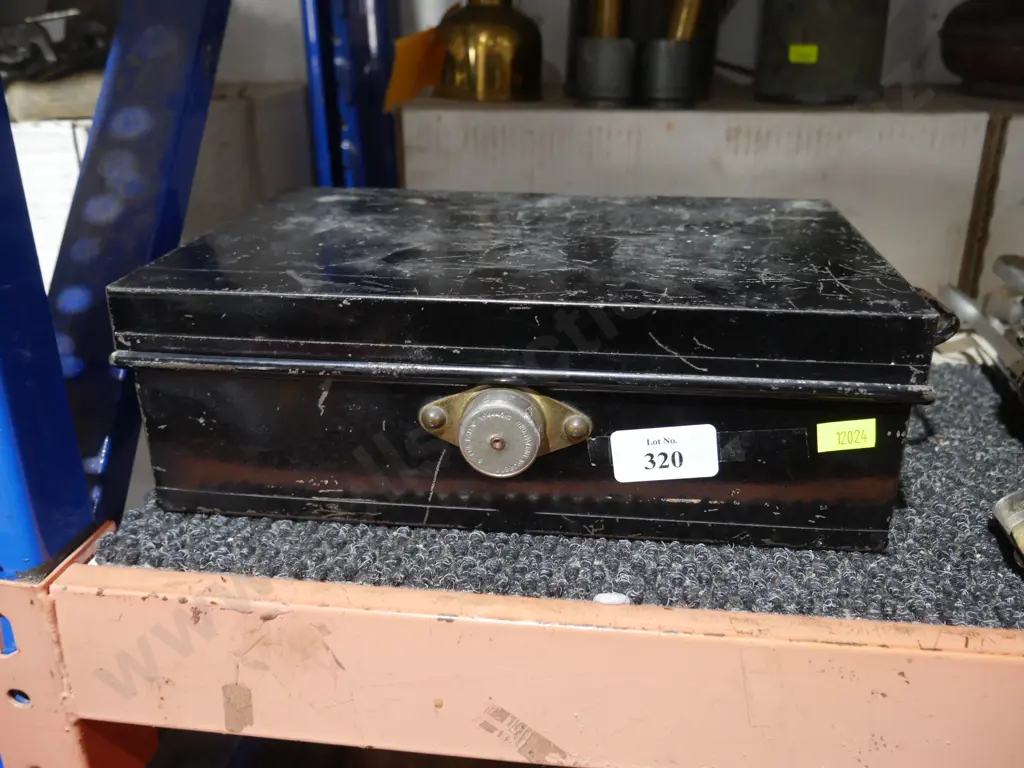 Tin cash box Image 1++