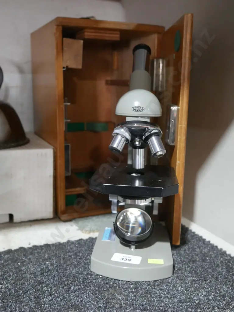Microscope in case Image 1++