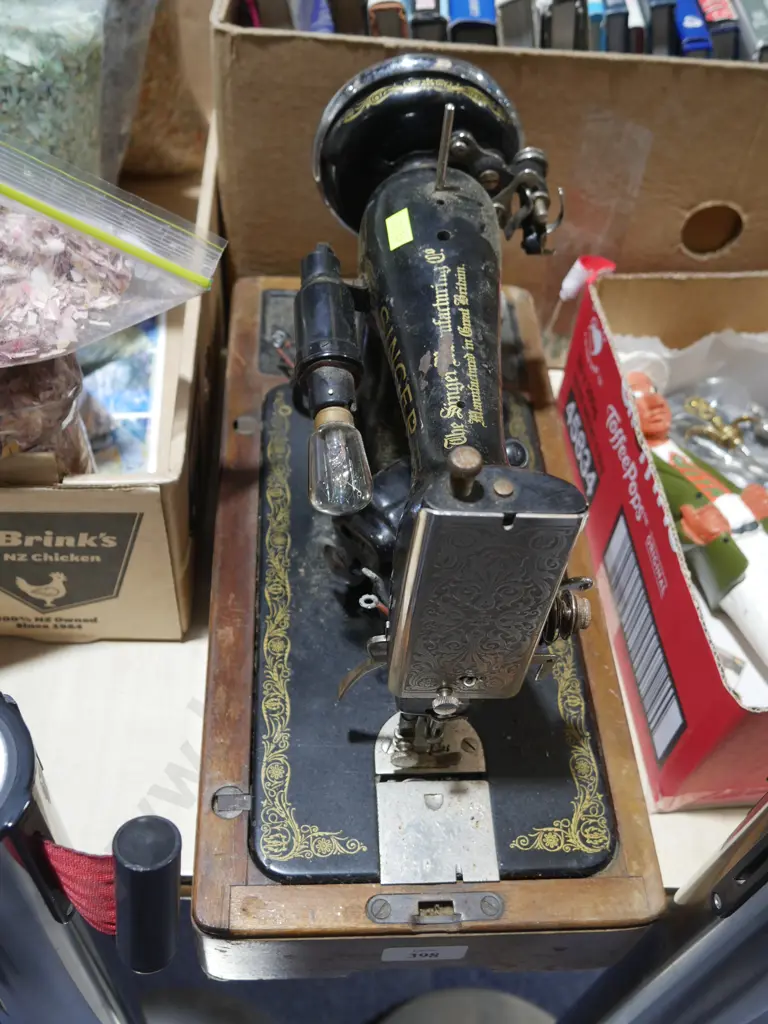 Singer sewing machine Image 1++