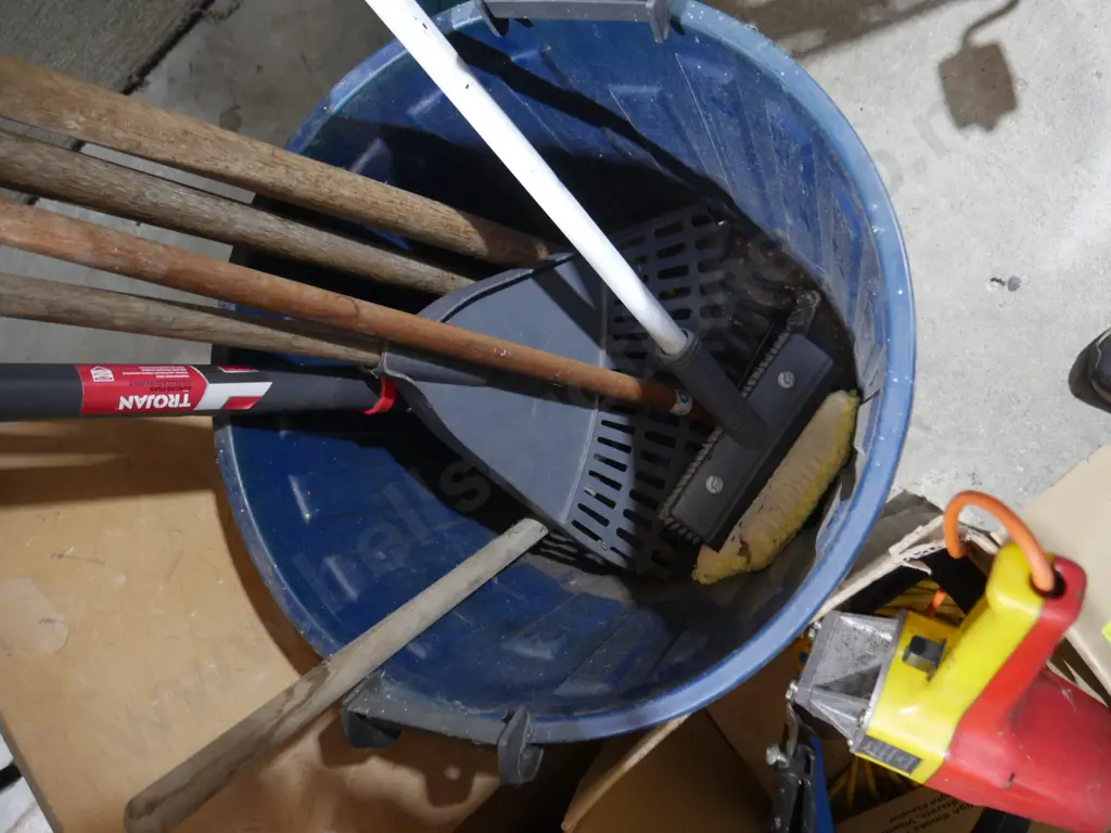 Bin of garden tools Image 1++