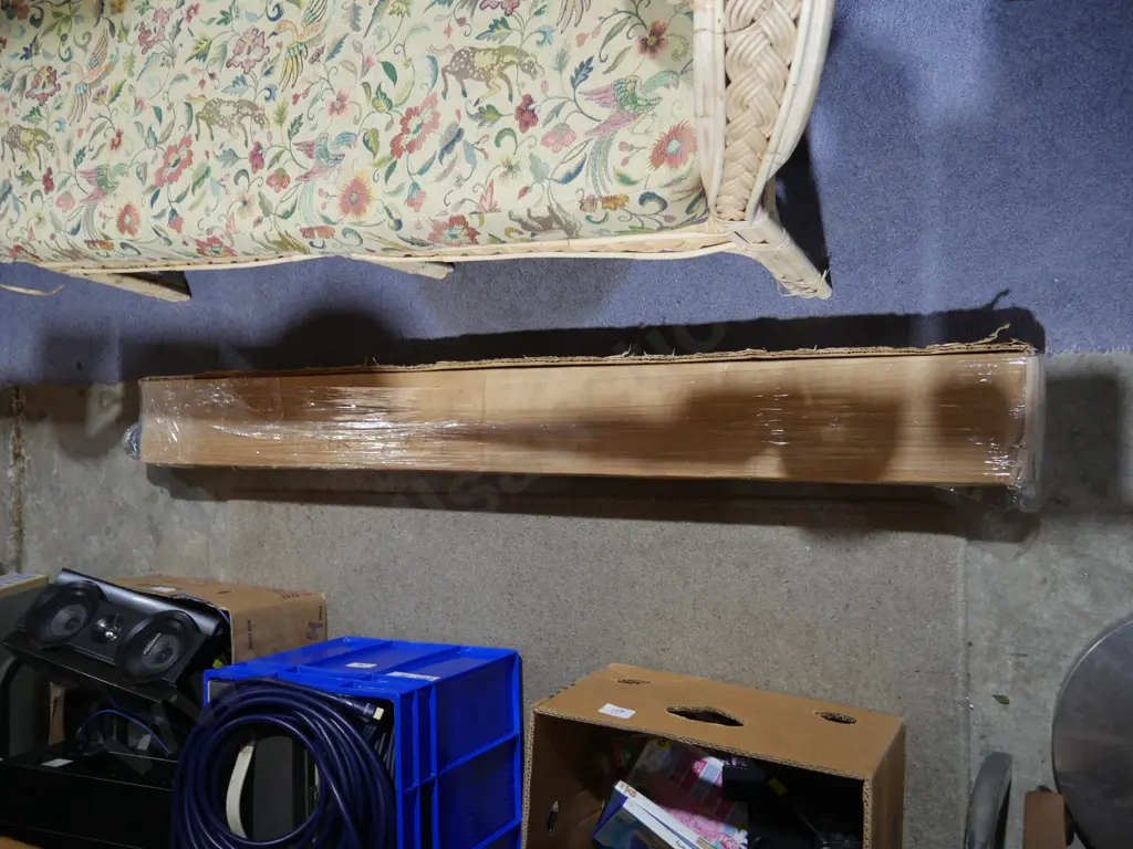 Slide projector and screen Image 1++