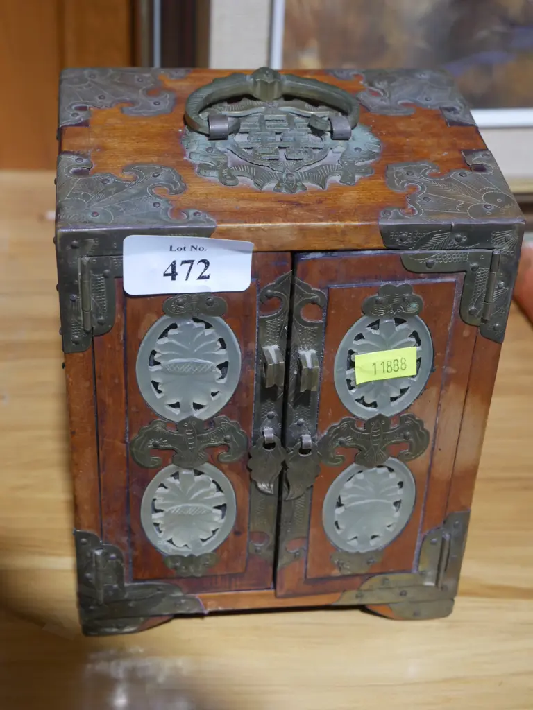 Oriental jewelry box Image 1++