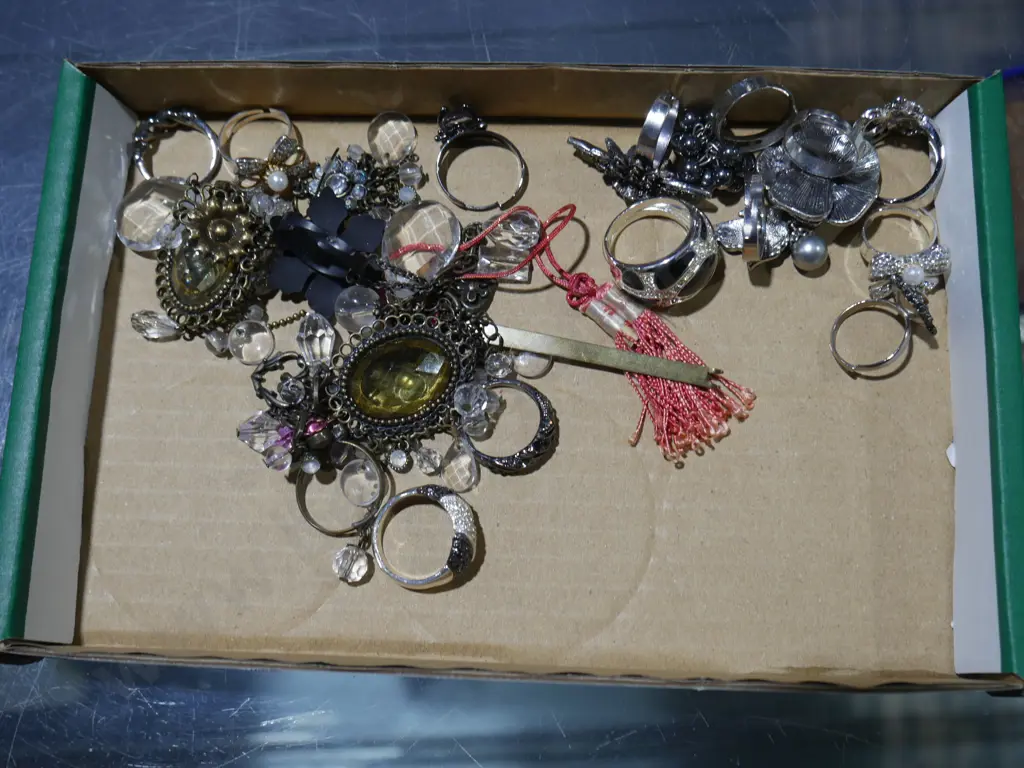 Costume jewellery Image 1++