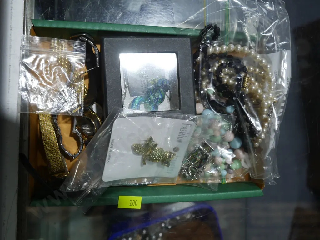 Costume jewellery, watches Image 1++