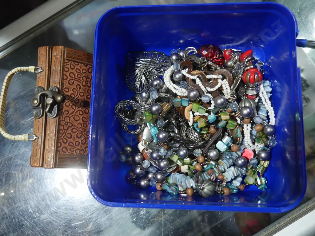 Costume jewellery Image 1++