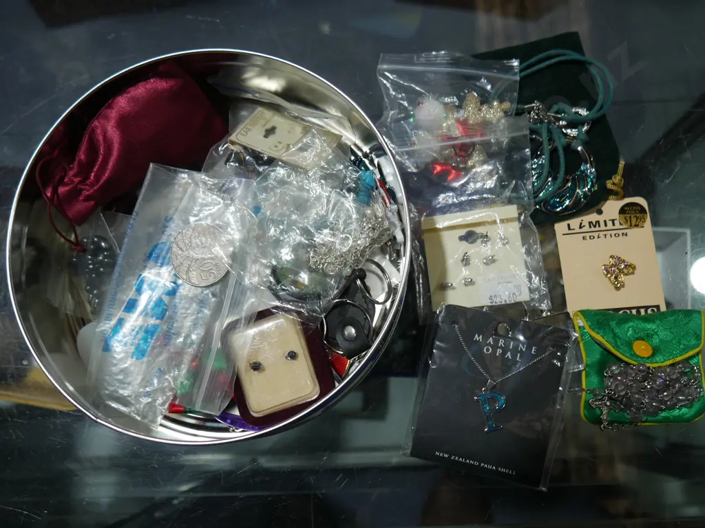 Costume jewellery Image 1++