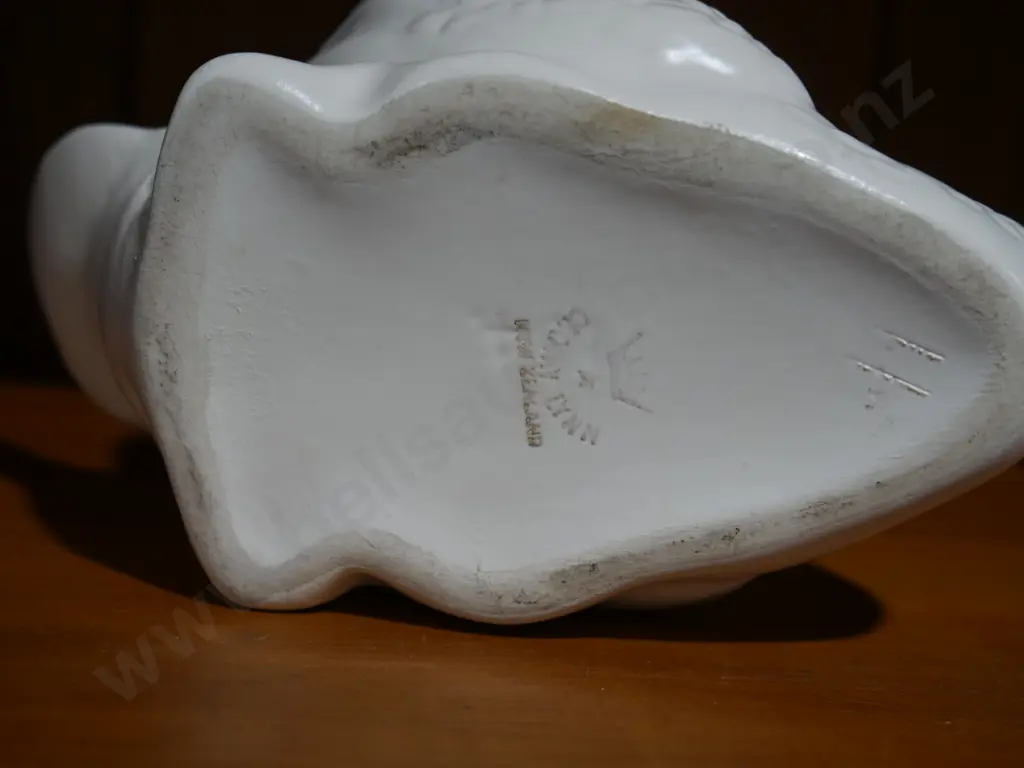Small Crown Lynn swan Image 1++