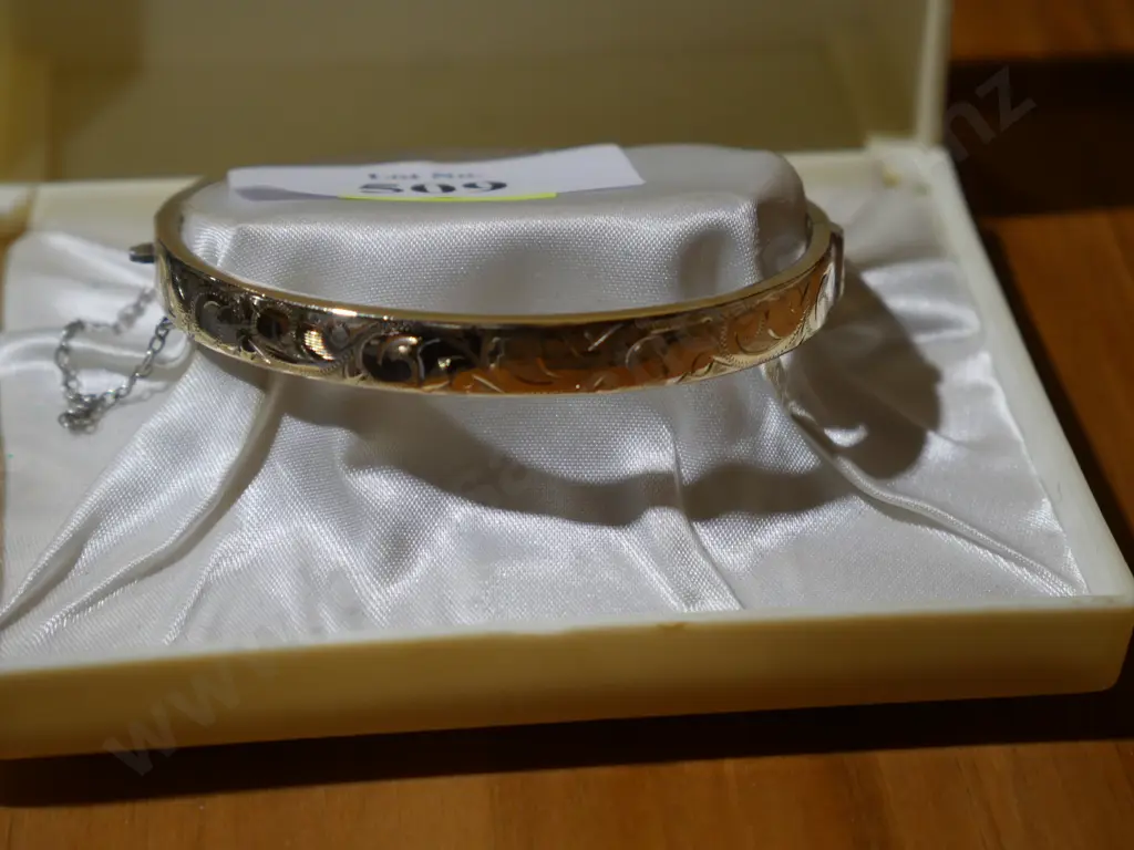 Bangle, marked - has 1/5, 9 ct Stg sil Image 1++