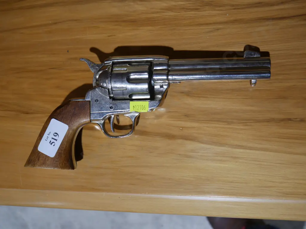 Colt style revolver Image 1++