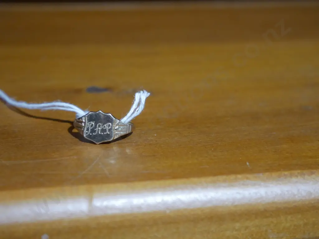 9 ct gold signet ring Image 1++
