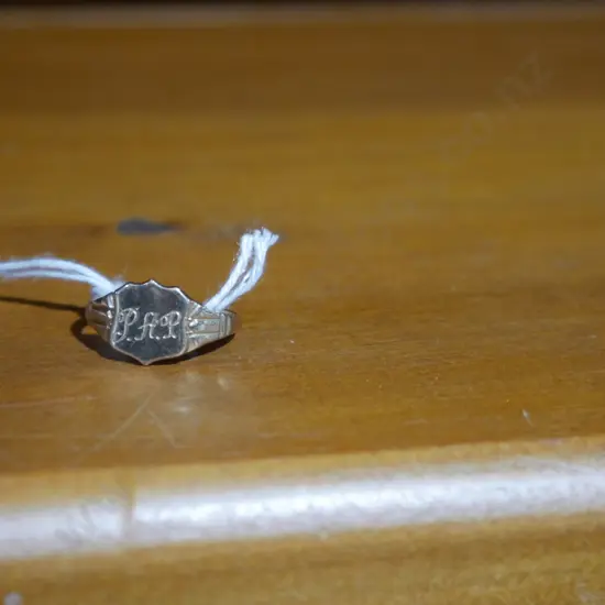 9 ct gold signet ring