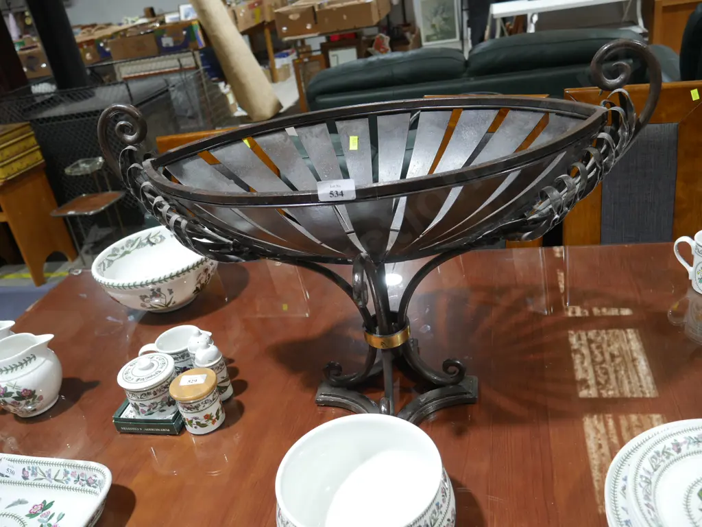 Metal centerpiece Image 1++