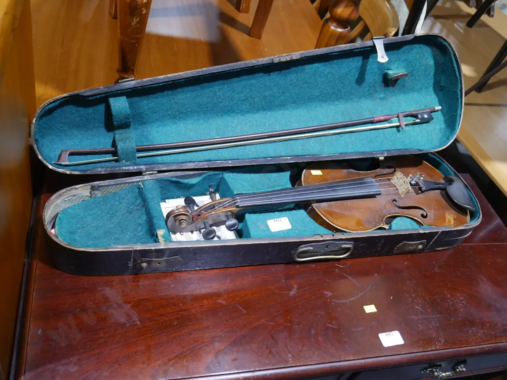 Cased violin Image 1++