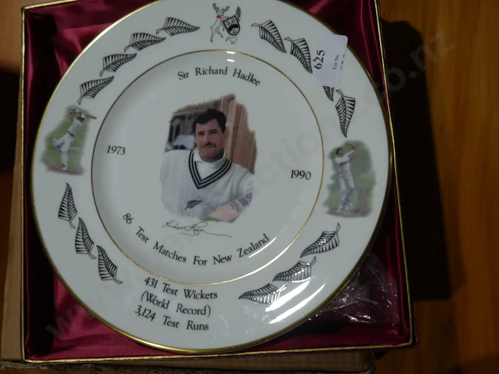 Sir Richard Hadlee commemorative plate Image 1++