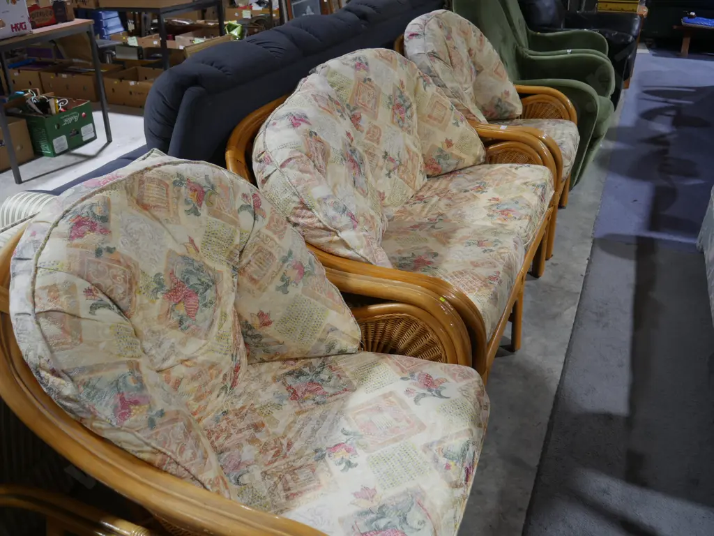 Four-piece cane suite Image 1++